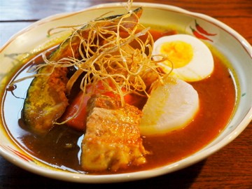 10月のカレーのお知らせです。 「秋野菜と道産豚の角煮カレー」です。