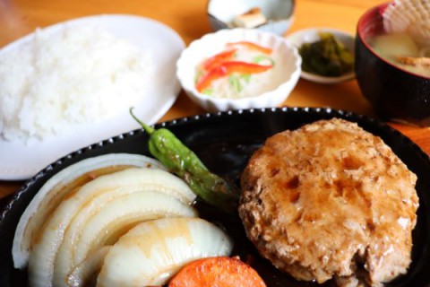 手作りのハンバーグ定食♪