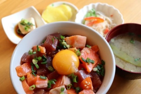 卵黄を絡めて食べる海鮮ユッケ丼定食♪