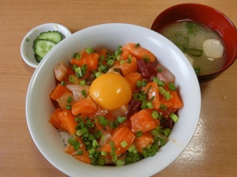 美味! 海鮮ユッケ丼定食♪