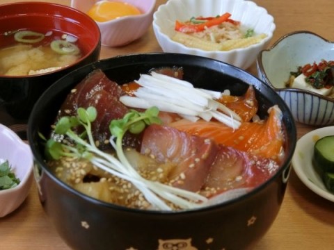 明日は海鮮漬け丼定食♪