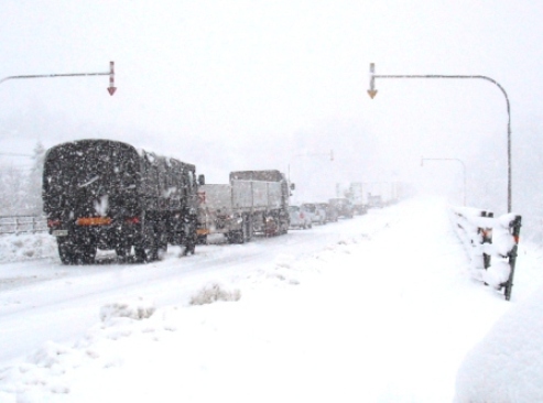 重い雪で交通障害