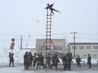 雪の中のはしご乗り