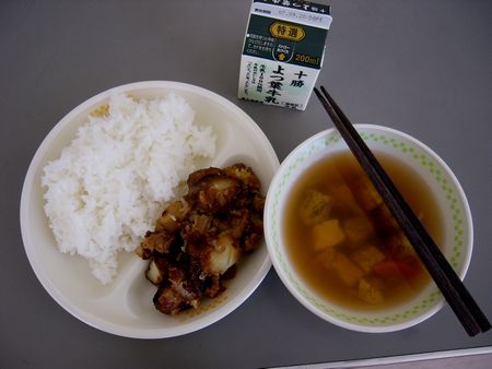 これが肉じゃが給食だぁ