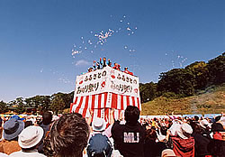 秋は田舎の祭りが面白い②