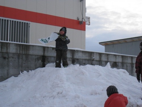 久しぶりの雪に大喜び