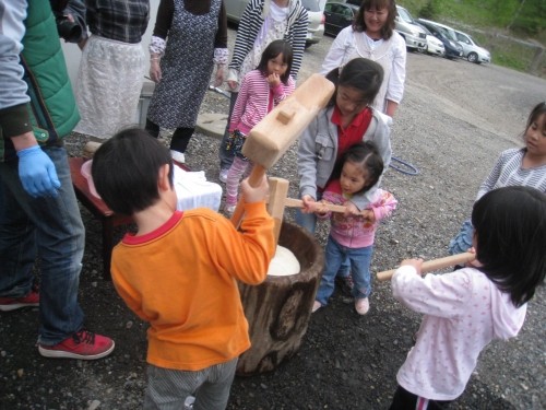 うらほろ和ごころ体験塾で　よもぎ餅つき