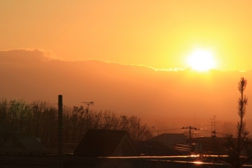 シバレタ朝の家の周辺と今日の夕焼