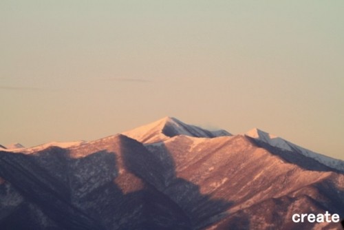 今朝のピンクに染まる日高山系と夕空