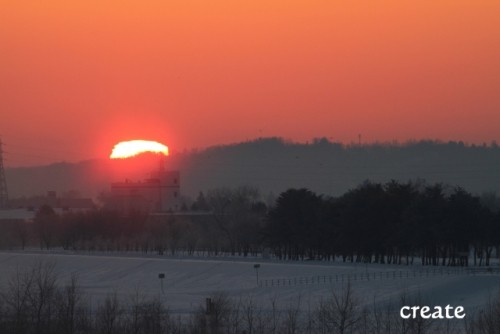 今朝の変形太陽とダイヤモンドダストそして幻日