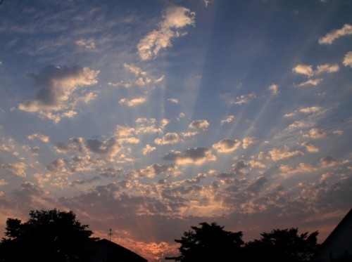 光芒と雲がキレイな今日の夕景