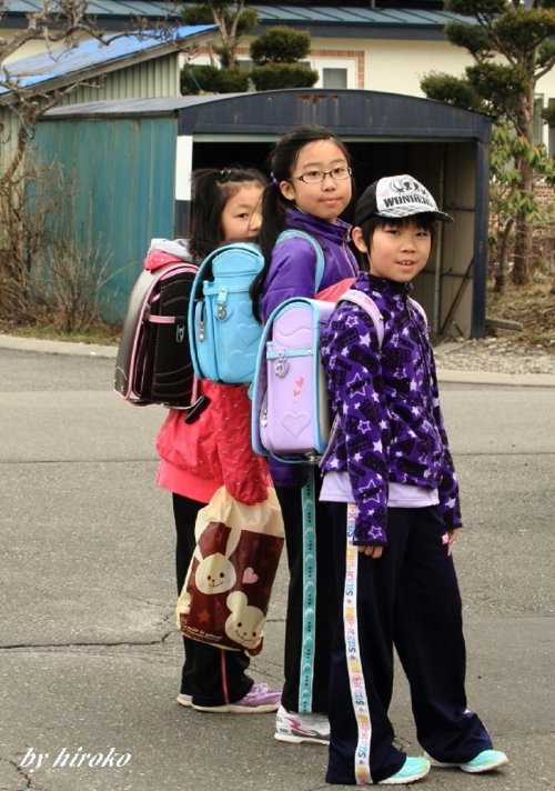 カラフルなランドセルの小学生