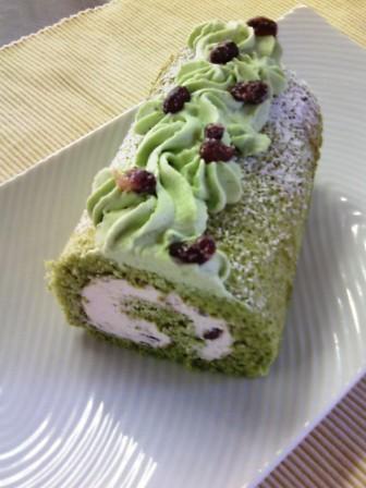 抹茶色のふわふわロールケーキ