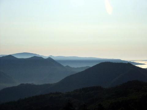 糠平、早朝の山と湖