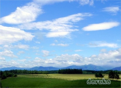 青空と白い雲がきれいだった昨日の風景と・今朝のピンクの日の出