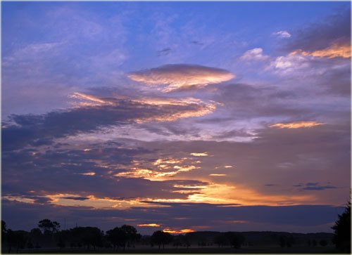 　出かける気になれず朝焼けと夕焼けを撮るだけ