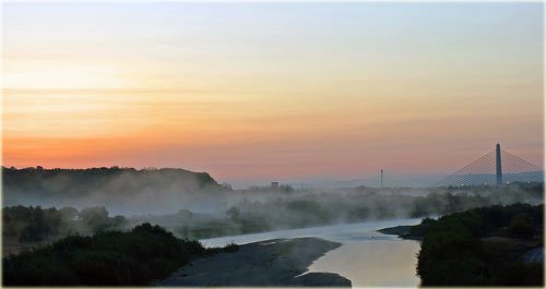 　冷え込んだ朝の川霧