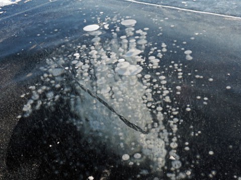 冬の糠平湖の造形アイスバブル