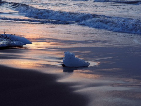 大津の浜にまだ残っていた流氷　　　(ジュエリーアイス)