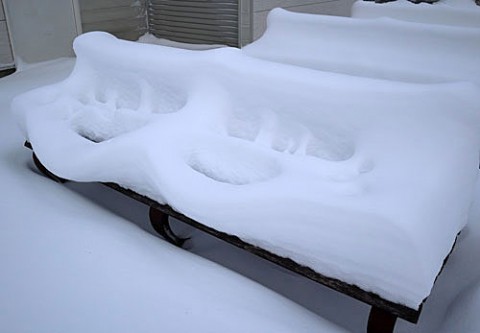 雪の朝は笑顔のベンチ