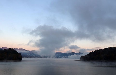 気嵐の糠平湖