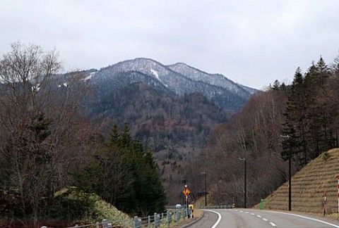 糠平三股方面の山は雪