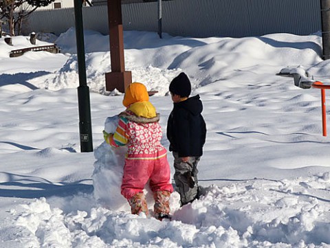 雪の朝のちびっこ広場