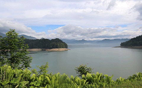 糠平ダム湖と山の青空