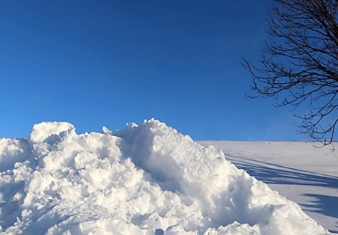 澄んだ青空と除雪の山