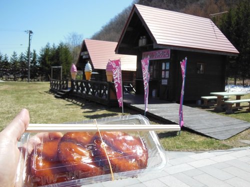 ４月２９日　滝上町　道の駅のソフトクリーム屋さんの「かぼちゃだんご」