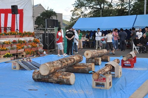 ９月６日　童話村たきのうえ　ふるさとまつり　丸太切り競争