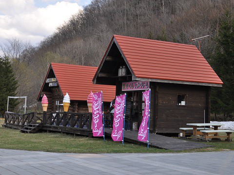 4月25日　滝上町　道の駅隣のソフトクリーム屋さんの営業は始まりました