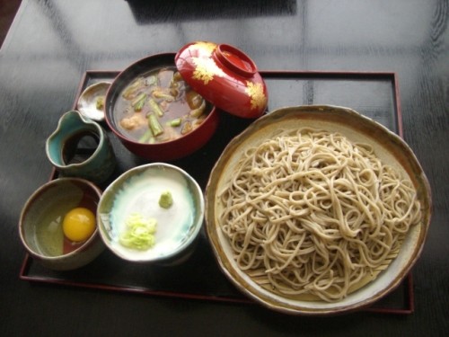 春ですね～　冷たいお蕎麦が人気です