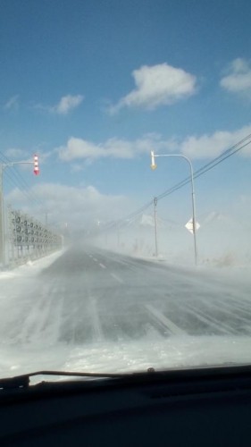 然別湖にドライブ中、地吹雪