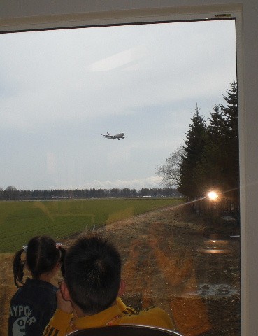 窓から飛行機が望める家