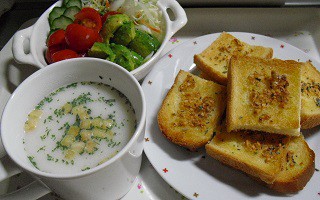 昼食は・・ガーリックトースト