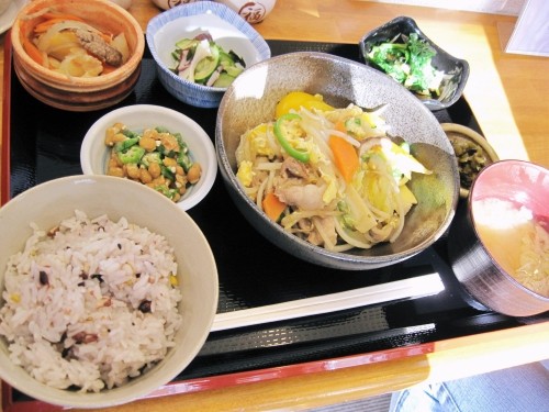 彩菜さまで日替わり定食と味噌ラーメンを頂きました。