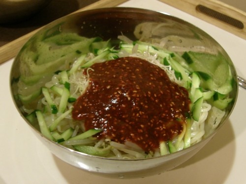 今日のお客さん”七輪”で焼き肉中・・我が家は辛い韓国麺「チョルミョン」