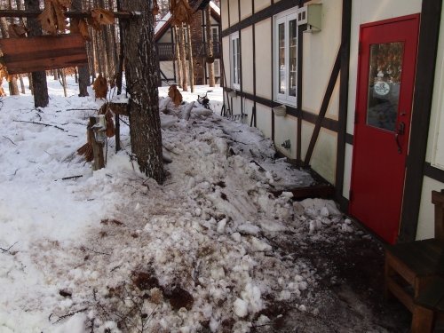 今日の春を思わせる陽気で‥やっと落ちた屋根の雪！