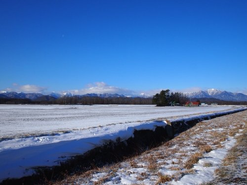 今季一番の冷え込み？まだ雪の少ない中札内村の農村風景。