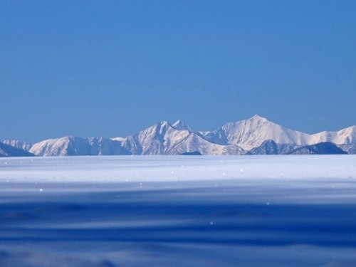 快晴の雪原越しに望む”カムイエクウチカウシ山（日高山脈）”