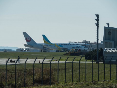 朝、晴天の「とかち帯広空港」と冠雪の日高山脈