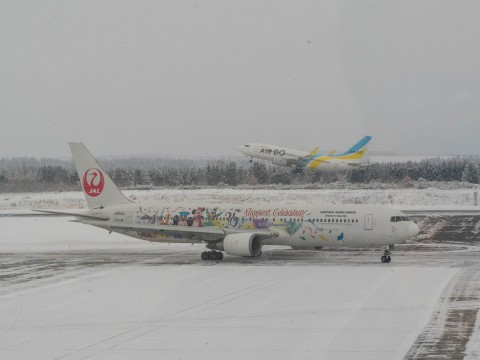 雪の帯広空港にJALディズニー35周年セレブレーションエクスプレス