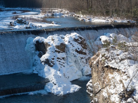 霧氷と凍れるピョウタンの滝、雪原の農村風景を巡るツアー