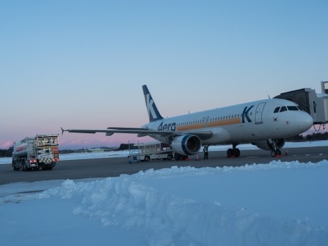 帯広空港に韓国・清州から「エアロ‐K」のチャーター便が到着。