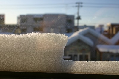 太郎の屋根に雪つもる。次郎の屋根に雪つもる。