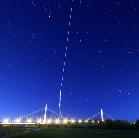 星空にヒコーキの光跡と・・・