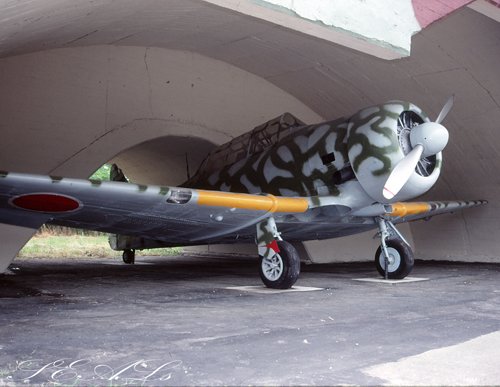 掩体壕の旧海軍塗装機　小松基地 1991.7