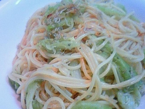 休日、自分ご飯　じゃことキャベツのパスタ