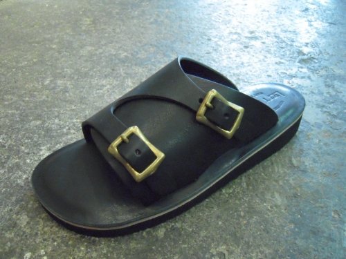 LEFT HAND W-STRAP BUCKLE SANDAL